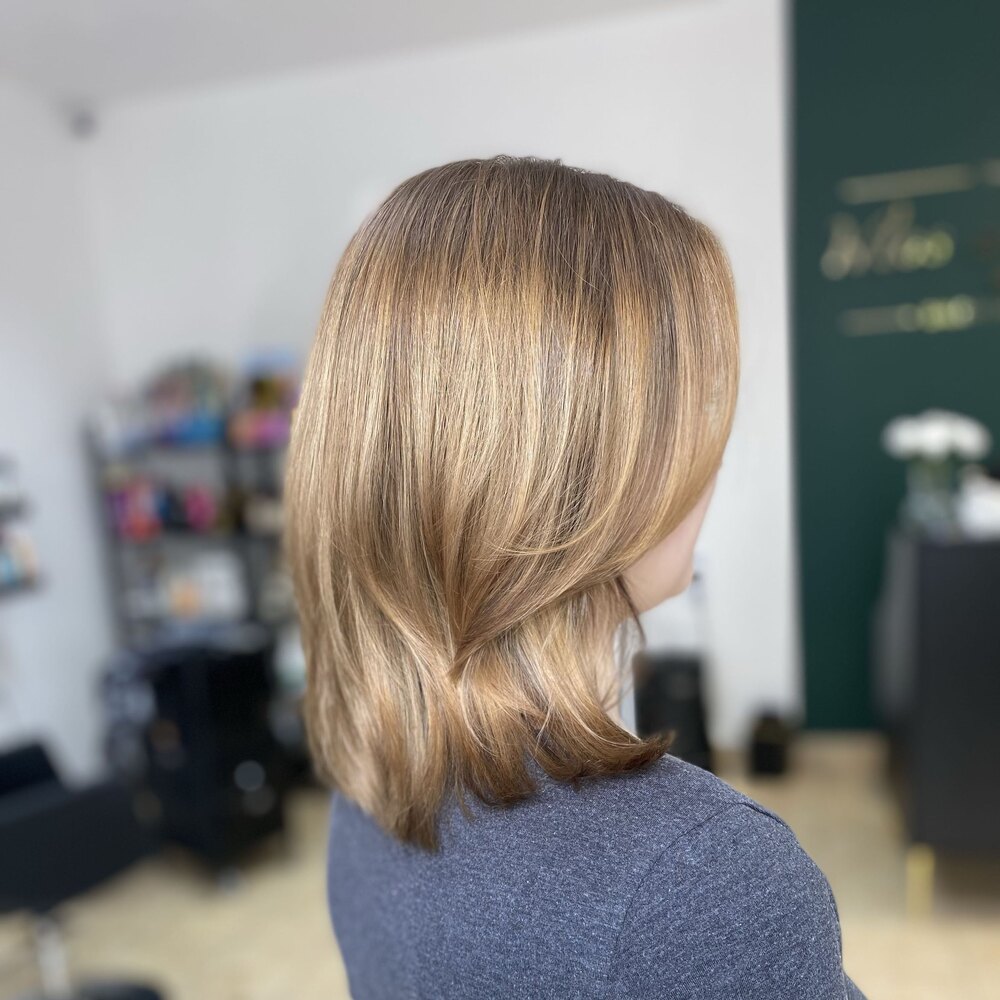 Blond bob po strzyżeniu i modelowaniu, widok z tyłu